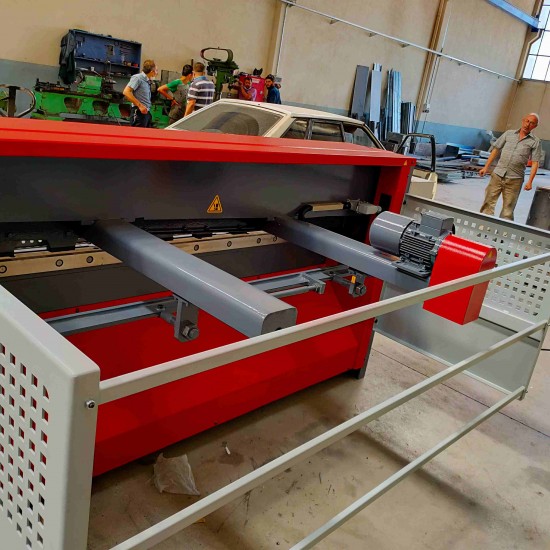LRGM 2050 x 6mm Rediktörlü Nc Kontrollü 750mm LİNDA Machine Marka Giyotin Makas