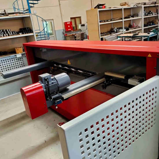 LRGM 2050 x 6mm Rediktörlü Nc Kontrollü 750mm LİNDA Machine Marka Giyotin Makas