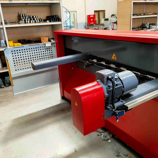 LRGM 2050 x 6mm Rediktörlü Nc Kontrollü 750mm LİNDA Machine Marka Giyotin Makas