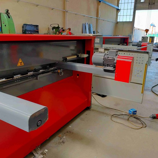 LRGM 2050 x 6mm Rediktörlü Nc Kontrollü 750mm LİNDA Machine Marka Giyotin Makas