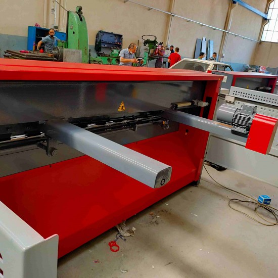 LRGM 2050 x 6mm Rediktörlü Nc Kontrollü 750mm LİNDA Machine Marka Giyotin Makas